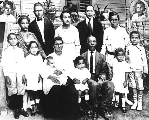 The Sutton family outside their home on Cherry Street in San Antonio, circa 1917. Carrie Jane is in the middle back row. (https://www.findagrave.com/memorial/46162666/lillian-viola-sutton : accessed February 10, 2022) Findagrave.com; upload credit "Jackie and Lou".
